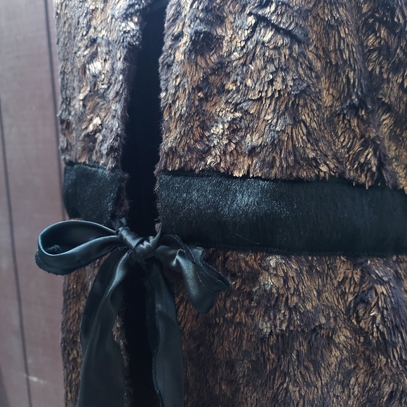 Gryphon Lou Metallic Faux Fur Vest - Picture 6 of 14